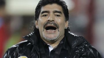 Maradona asegura que es un exiliado deportivo en Argentina.