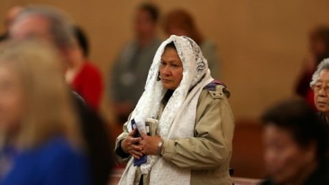 Católicos escuchan la misa del Arzobispo de LA, José Gómez, donde les anunció la renuncia de papa Benedicto XVI.