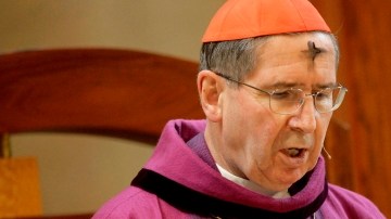 El excardenal Roger Mahony oficiaba una misa  el Miércoles de Ceniza (2008) en la Catedral de Nuestra Señora de Los Ángeles.