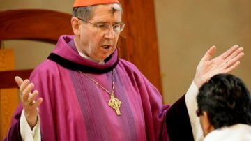 El excardenal Roger Mahony oficiaba una misa  el Miércoles de Ceniza (2008) en la Catedral de Nuestra Señora de Los Ángeles.