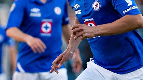 Teófilo Gutiérrez defiende su posición con la Máquina.
