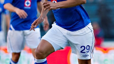 Teófilo Gutiérrez defiende su posición con la Máquina.