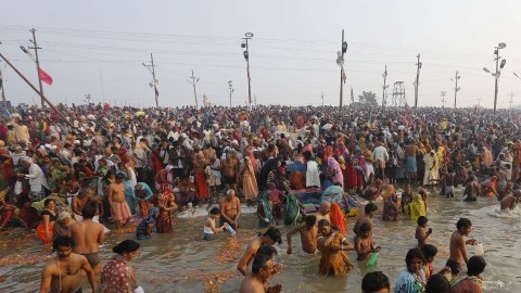 Una multitud de indios se da un 'baño santo' en aguas del río Sangam, en la confluencia de tres de los más sagrados ríos de la India.