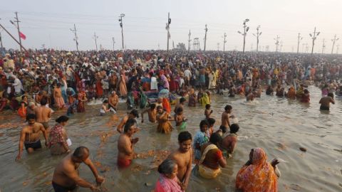 Una multitud de indios se da un 'baño santo' en aguas del río Sangam, en la confluencia de tres de los más sagrados ríos de la India.