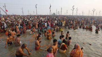 Una multitud de indios se da un 'baño santo' en aguas del río Sangam, en la confluencia de tres de los más sagrados ríos de la India.