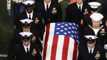 Taya Kyle y sus dos hijos salían ayer del servicio fúnebre de Chris Kyle, 'el francotirador más letal en la historia reciente de EEUU'.