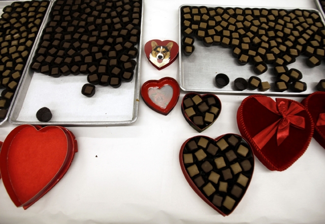 Una demostración de afecto, como un chocolate, hará que su pareja se sienta feliz.