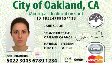 La administración de Oakland proporciona un ejemplo de lo que será la primera cédula de identidad para indocumentados en California.