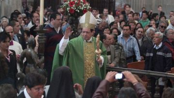 El cardenal, Norberto Rivera Carrera oficia la misa dominical en la Catedral Metropolitana de México D.F.