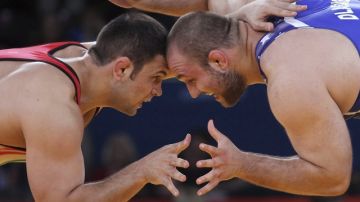 En esta imagen de archivo, el  iraní Komeil Ghasemi (izq.) y Tervel Ivaylov, de EEUU, en su pelea por la medalla de bronce en la Olimpiada Londres 2012.