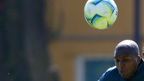 Aquivaldo Mosquera (izq.), quien pelea un balón con Tony López, parece seguro hoy ante Rayos por estar expulsado en el Clausura 2013.