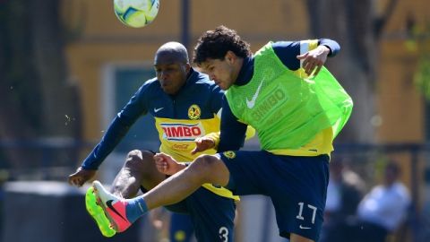 Aquivaldo Mosquera (izq.), quien pelea un balón con Tony López, parece seguro hoy ante Rayos por estar expulsado en el Clausura 2013.