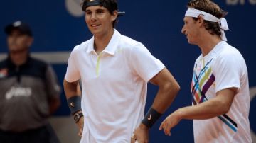 Rafael Nadal (izq.) y el argentino  David Nalbandián cambian impresiones antes de su partido de dobles, ayer, previo al Abierto de Brasil.