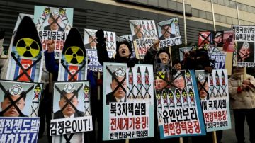 Varias personas protestaban ayer contra la acción del Gobierno norcoreano en Seúl, Corea del Sur.