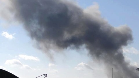 La nube de humo se pudo observar ayer en  Aleppo, Syria, donde los combatientes del régimen  tomaron control de una base aérea.
