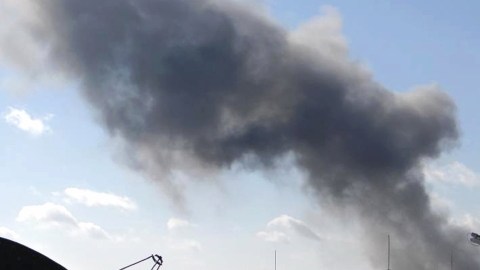 La nube de humo se pudo observar ayer en  Aleppo, Syria, donde los combatientes del régimen  tomaron control de una base aérea.