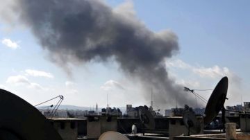 La nube de humo se pudo observar ayer en  Aleppo, Syria, donde los combatientes del régimen  tomaron control de una base aérea.