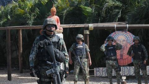 Agentes mexicanos realizan un operativo en la zona contigua al sitio donde ciudadanas españolas fueron violadas por varios desconocidos armados en Acapulco.