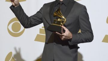 Juanes, el pasado domingo, con su Grammy.