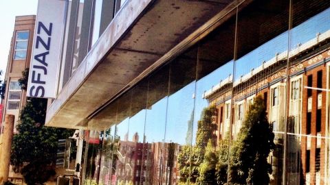Perspectiva del nuevo edificio en San Francisco que alberga al SFJAZZ, en la calle Fell.