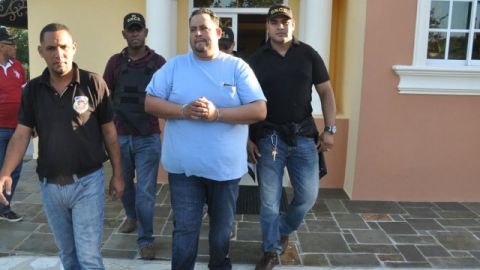 Jeremy Damon García López, alias "El Gordo", al ser sacado por los agentes de su refugio en Quisqueya.