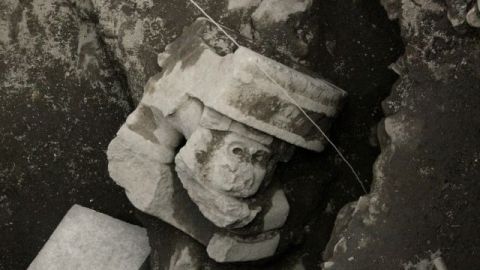 La escultura de Huehuetéotl, que se descubrió en un 75 por ciento y fue realizada en andesita gris, tiene 58 centímetros de altura y pesa alrededor de 190 kilos.