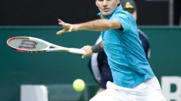 Roger Federer  derrotó ayer en sets corridos 6-3 y 6-1 al eslovaco   Grega Zemlja, en su debut en el Torneo de    Roterdam, Holanda.