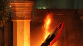 Varias personas, cuando prendían fuego a las puertas del palacio presidencial de Itihadiya en El Cairo, Egipto.