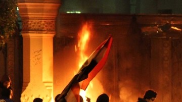 Varias personas, cuando prendían fuego a las puertas del palacio presidencial de Itihadiya en El Cairo, Egipto.