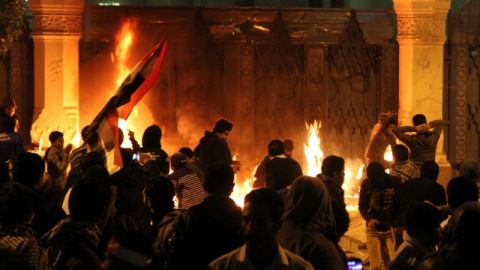 Varias personas, cuando prendían fuego a las puertas del palacio presidencial de Itihadiya en El Cairo, Egipto.