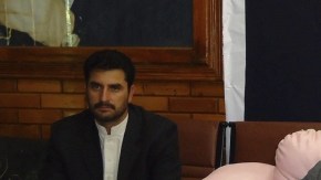 El gobernador de Kuna, Fazalullah Waheedi, se dirige a la prensa  en relación con  el taque de OTAN.