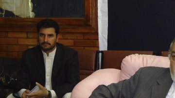 El gobernador de Kuna, Fazalullah Waheedi, se dirige a la prensa  en relación con  el taque de OTAN.