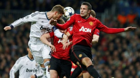 Sergio Ramos (izq.), aquí alejando el peligro ante el acoso de Van Per- sie, se equivocó una vez ante los 'red devils' y provocó el empate.