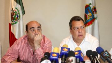 El fiscal general de México, Jesús Murillo Karam (i), y el gobernador del estado Guerrero, Ángel Aguirre Rivero (d), ante la prensa anuncian que hay seis detenidos 'totalmente confesos'.