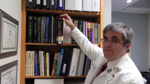 El ortopedista  Mauricio Silva   en su consultorio del Hospital Ortopédico de Los Ángeles. Solo el 5% de los médicos de California son latinos.