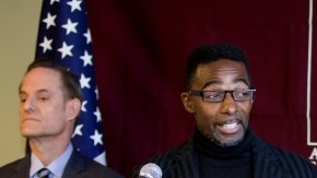 Darren James, exactor pornográfico que contrajo el VIH durante una filmación, alaba al Asambleísta Isadore Hall (der.) por presentar un proyecto de ley que exige el uso de condones.