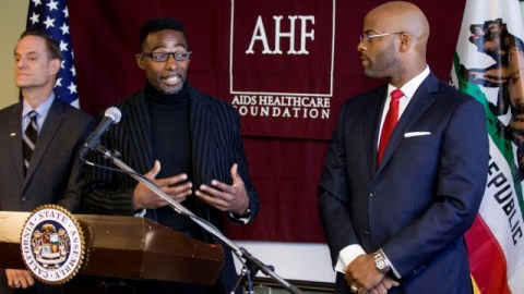 Darren James, exactor pornográfico que contrajo el VIH durante una filmación, alaba al Asambleísta Isadore Hall (der.) por presentar un proyecto de ley que exige el uso de condones.