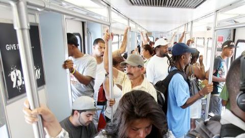 Los pasajeros de las Líneas Azul y Expo tendrán demoras de 20 minutos en sus viajes de fin de semana.