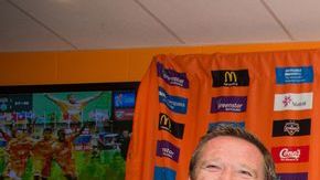 Bryan Salazar (centro) con el entrenador y directivos del Houston Dynamo.