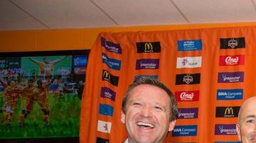 Bryan Salazar (centro) con el entrenador y directivos del Houston Dynamo.