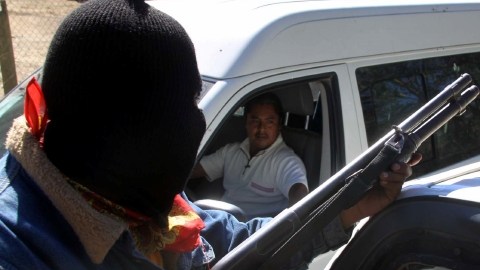 La 'policía comunitaria' del municipio de Santos Reyes Nopala realizan recorridos de vigilancia.