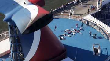 La empresa Carnival Cruise Lines compensará con $500 a pasajeros del crucero averiado en el Golfo de México.