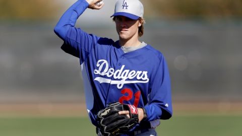 Zack Greinke realiza un lanza-miento en Camelback Ranch.