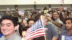 Paras muchos residentes permanentes naturalizarse es muy difícil debido a las elevadas tarifas del trámite.