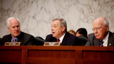 El senador Richard Durbin (centro), dijo que se habían autoimpuesto la meta de tener una resolución para el 15 de febrero.