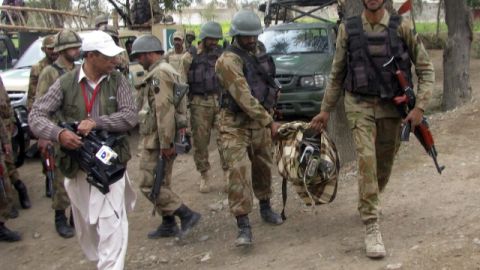 Soldados cargan con las armas incautadas en el escenario de un ataque suicida en la provincia de Khyber Pakhtunkhwa, en Pakistán.