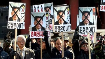 Activistas protestan en Seúl, Corea del Sur, contra el líder norcoreano, Kim Jong-un, por el lanzamiento de un cohete de largo alcance que, incluso, puede llevar ojivas nucleares.