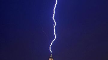 La popular foto que muestra el rayo golpeando la basílica de San Pedro el mismo día en el que el papa Benedicto XVI anunció su renuncia.