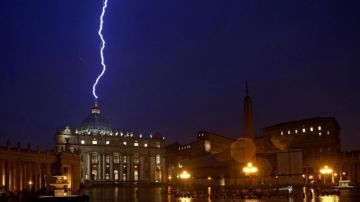 La popular foto que muestra el rayo golpeando la basílica de San Pedro el mismo día en el que el papa Benedicto XVI anunció su renuncia.