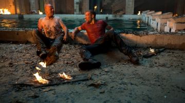 Bruce Willis (izq.) y Jai Courtney en una escena de acción de 'A Good Day to Die Hard'.